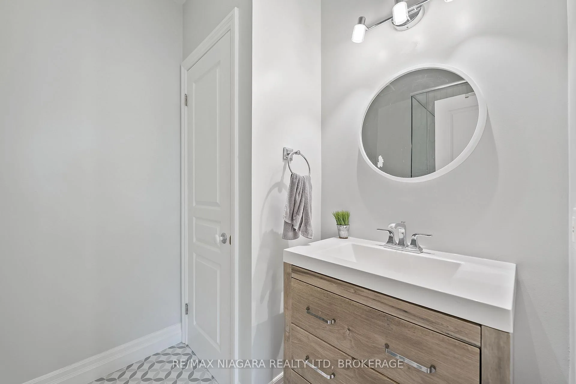 Photo 24 of 1 Graham Avenue, St. Catharines, Port Dalhousie — HOMEH