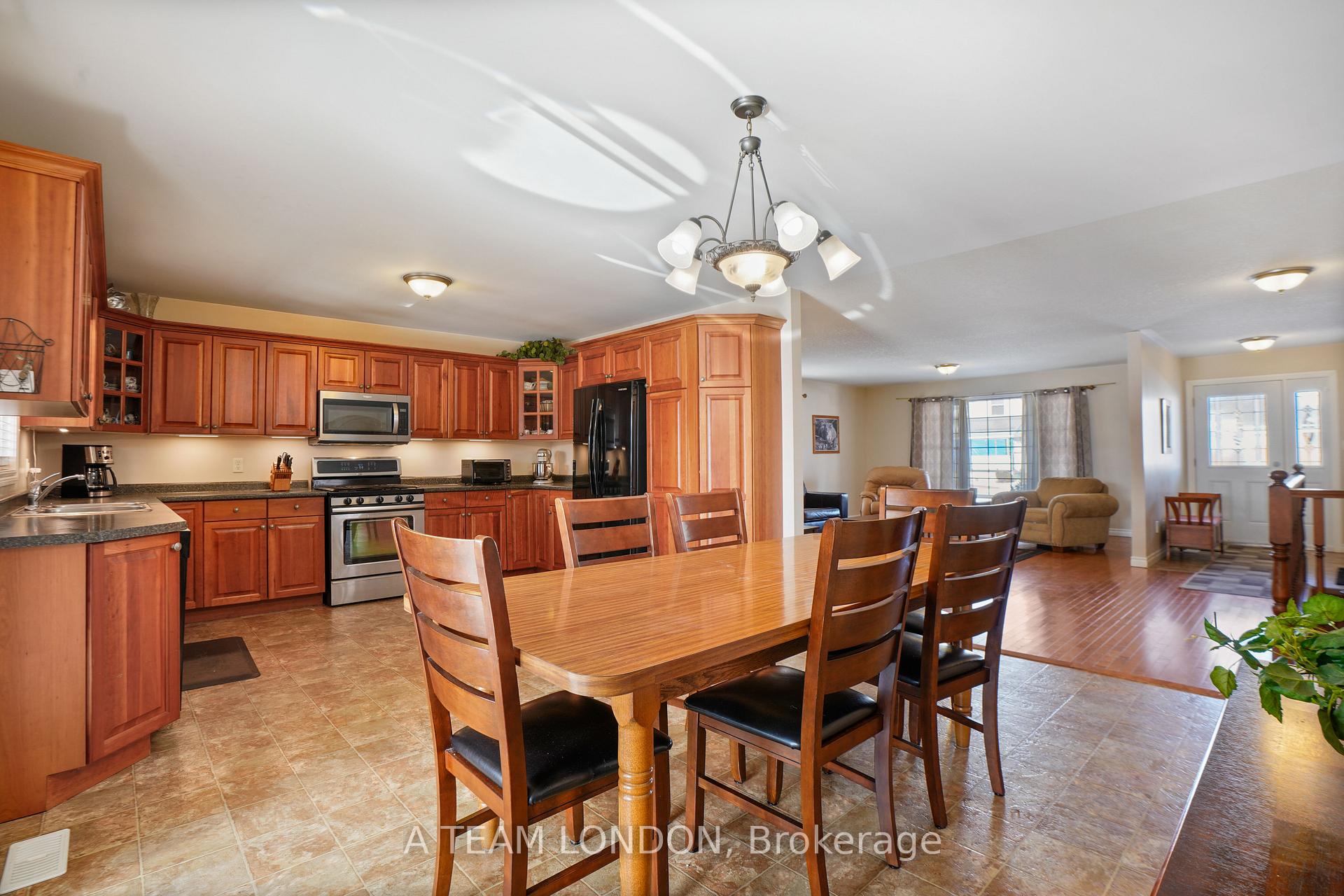 Photo 11 of 244 Sydenham Street E, Aylmer — HOMEH