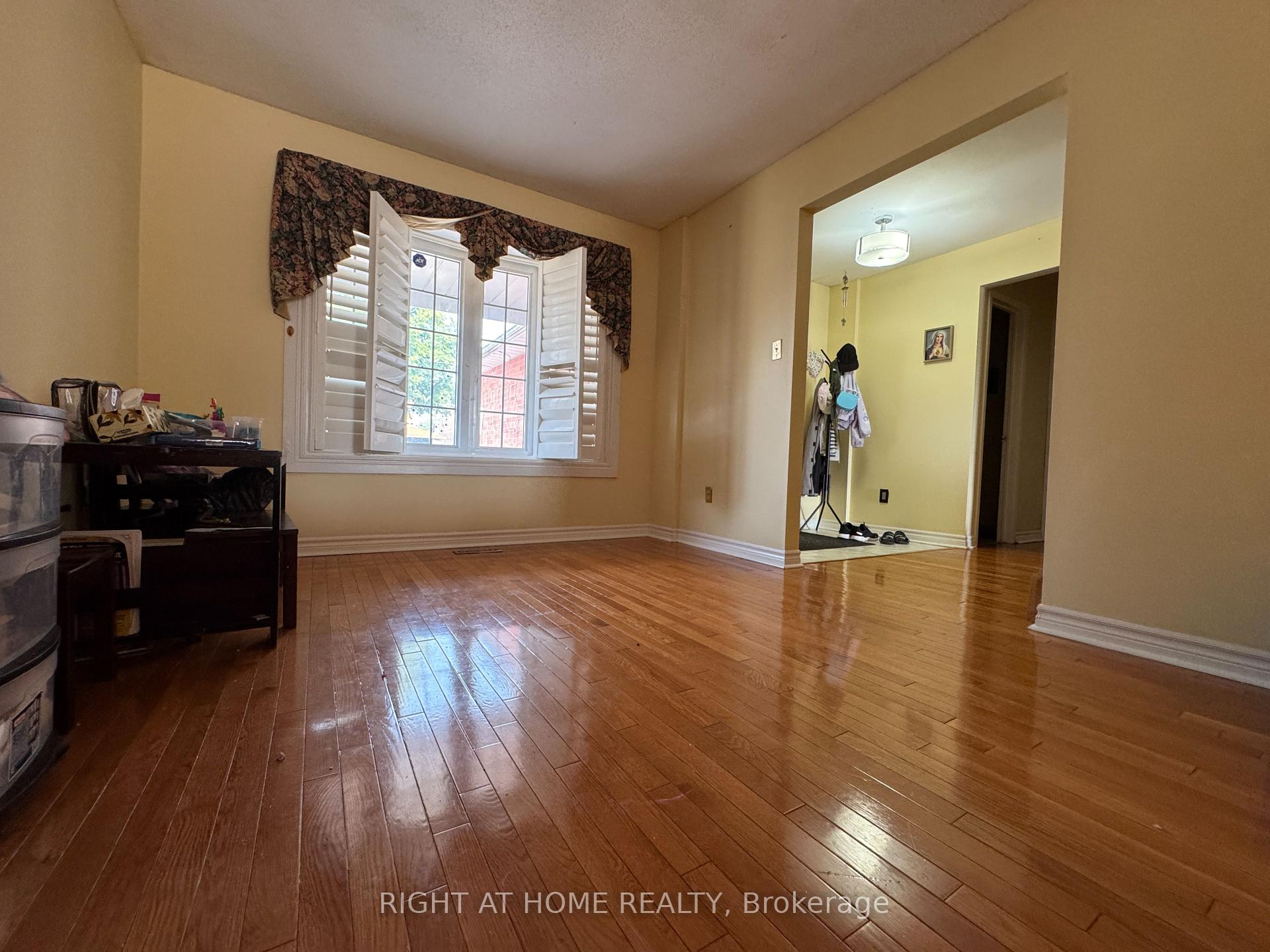 Photo 3 of 42 Cornwall Drive, Ajax, Central — HOMEH
