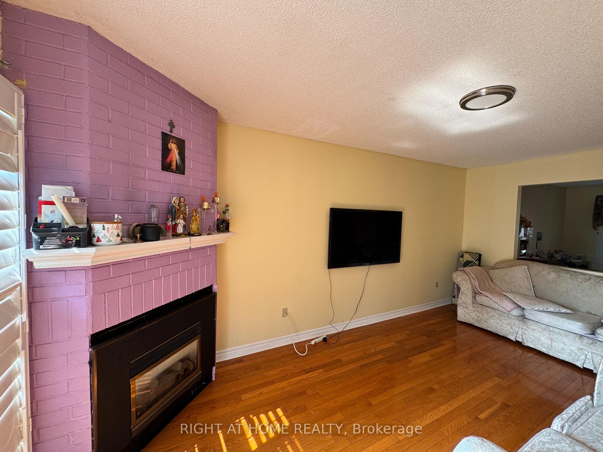 Photo 4 of 42 Cornwall Drive, Ajax, Central — HOMEH