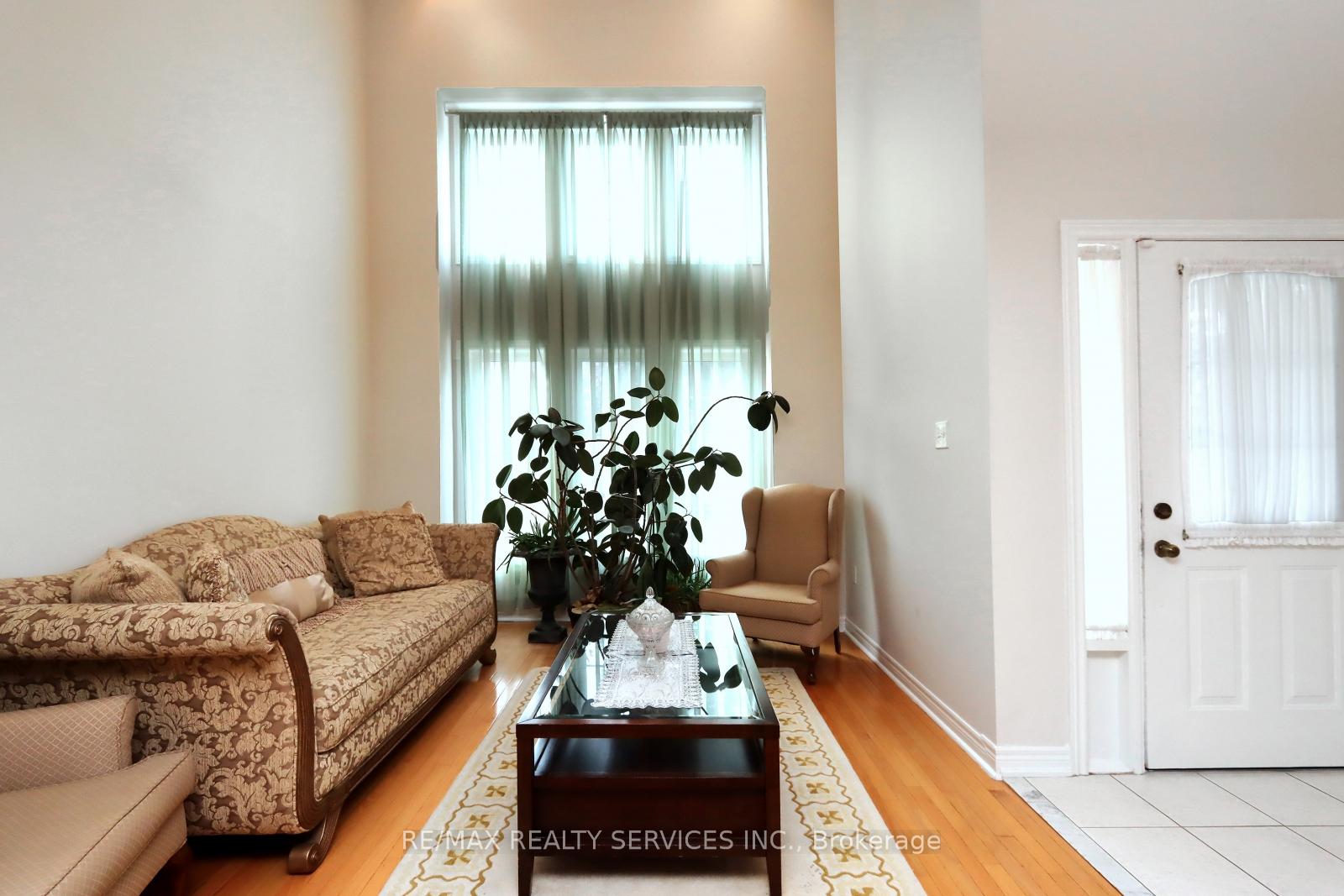 Photo 8 of 28 Hoile Drive, Ajax, South East — HOMEH