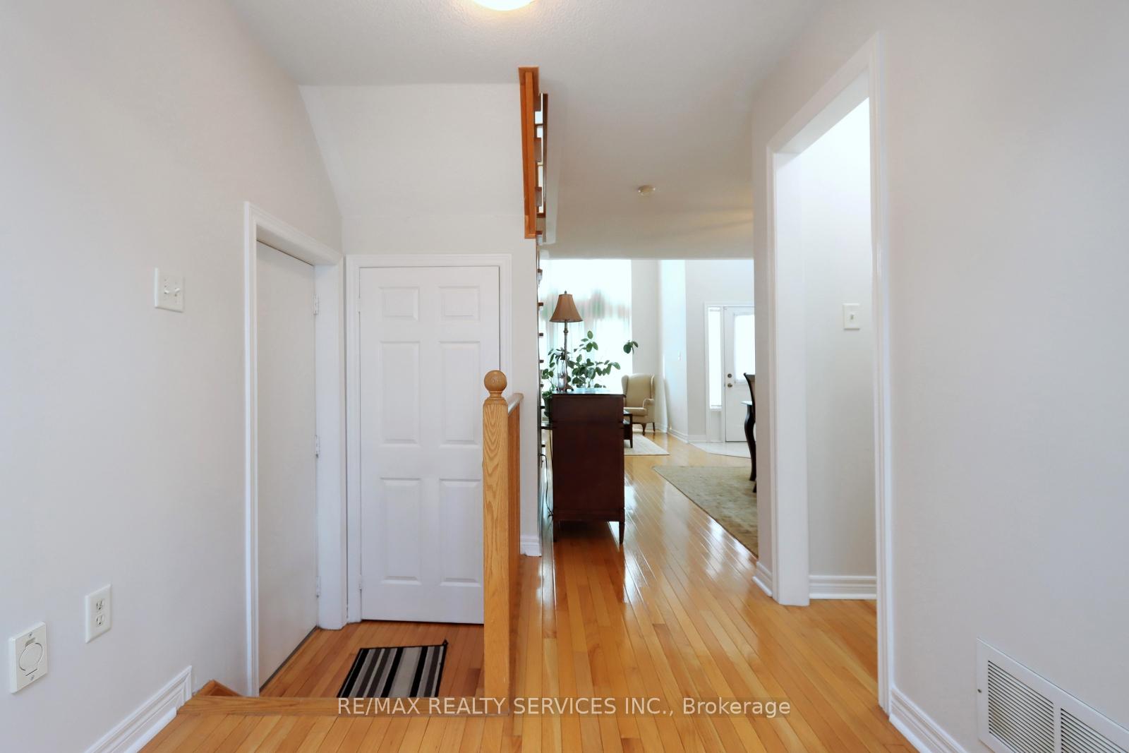 Photo 9 of 28 Hoile Drive, Ajax, South East — HOMEH