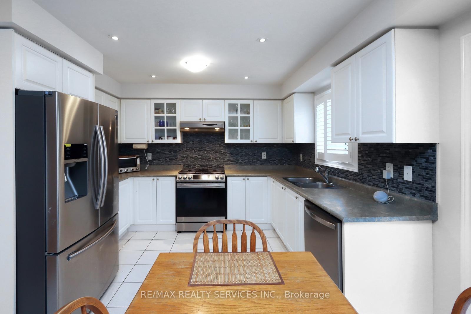 Photo 13 of 28 Hoile Drive, Ajax, South East — HOMEH