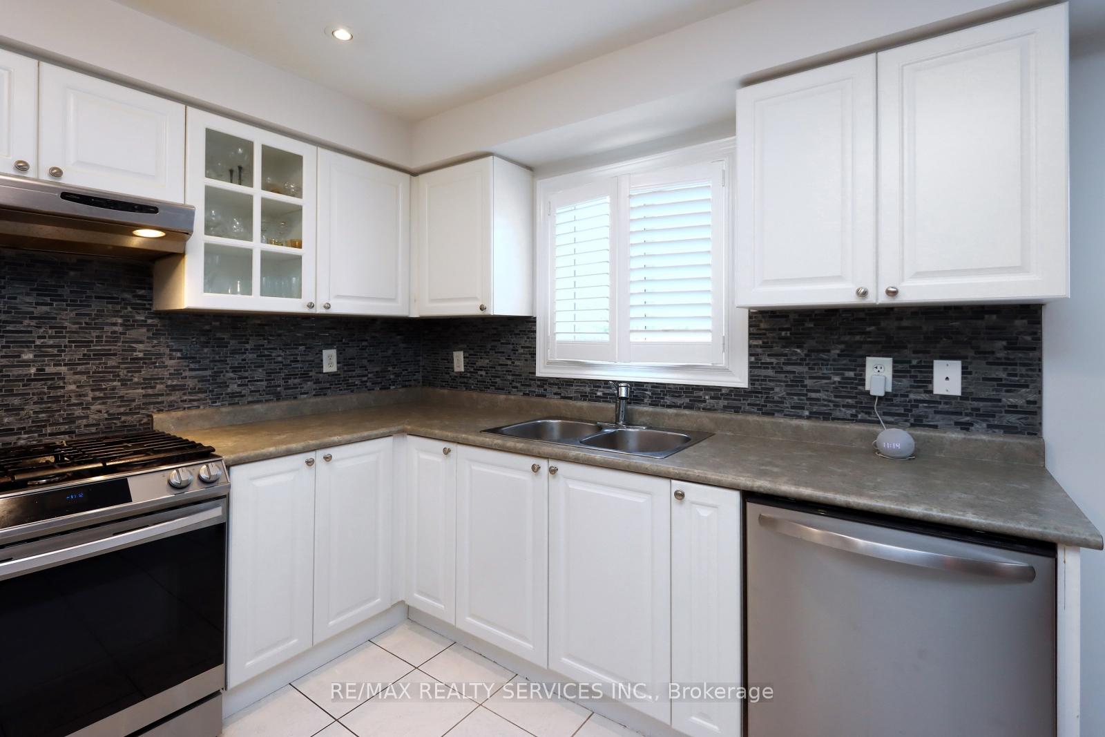 Photo 14 of 28 Hoile Drive, Ajax, South East — HOMEH