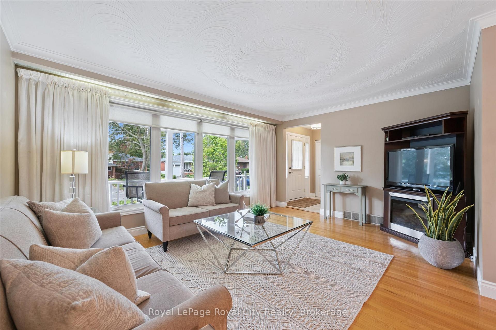 Photo 6 of 29 Algoma Drive, Guelph, Victoria North — HOMEH