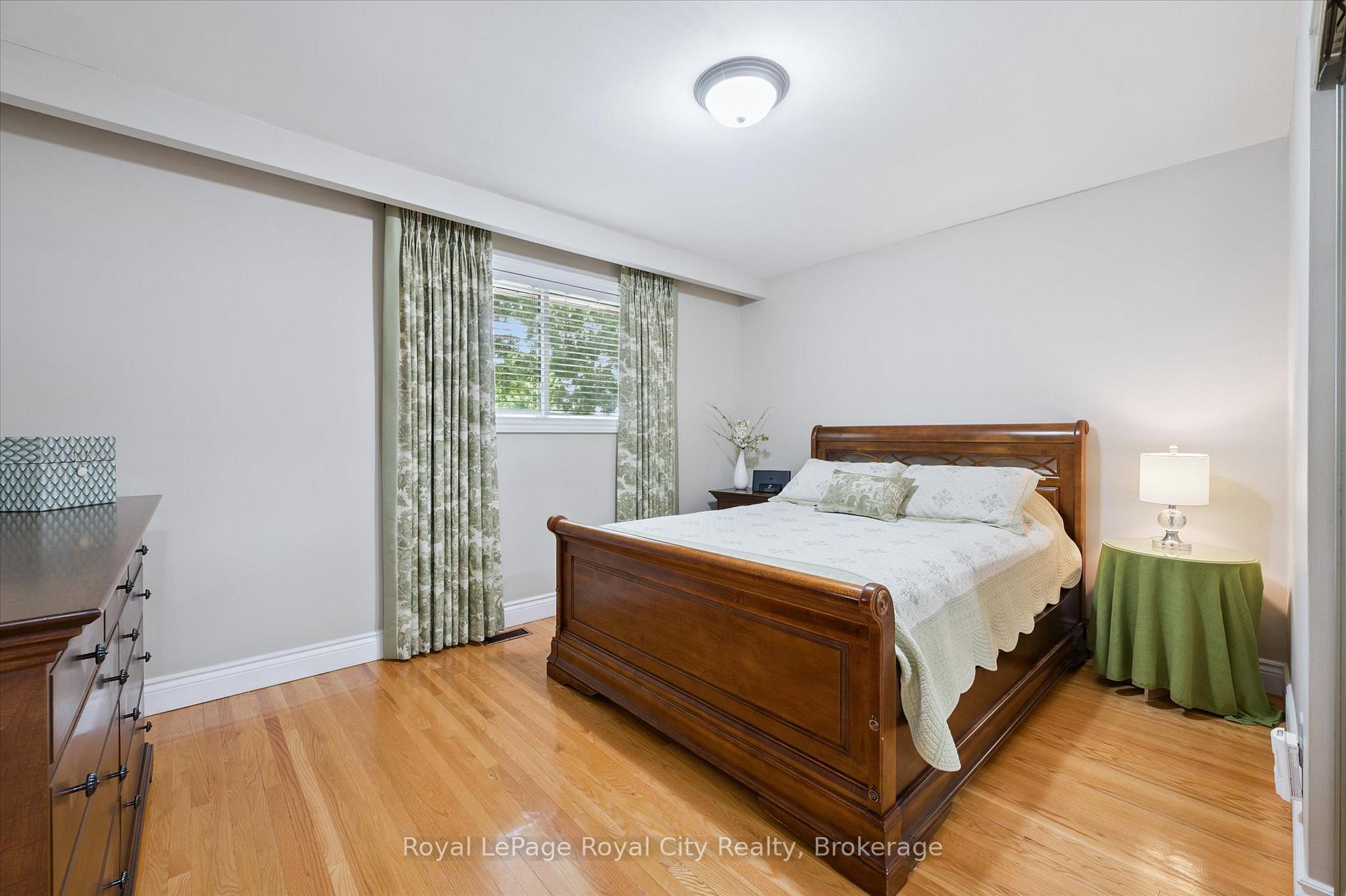 Photo 16 of 29 Algoma Drive, Guelph, Victoria North — HOMEH