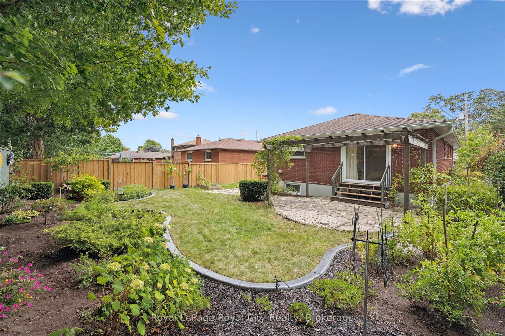 Photo 35 of 29 Algoma Drive, Guelph, Victoria North — HOMEH
