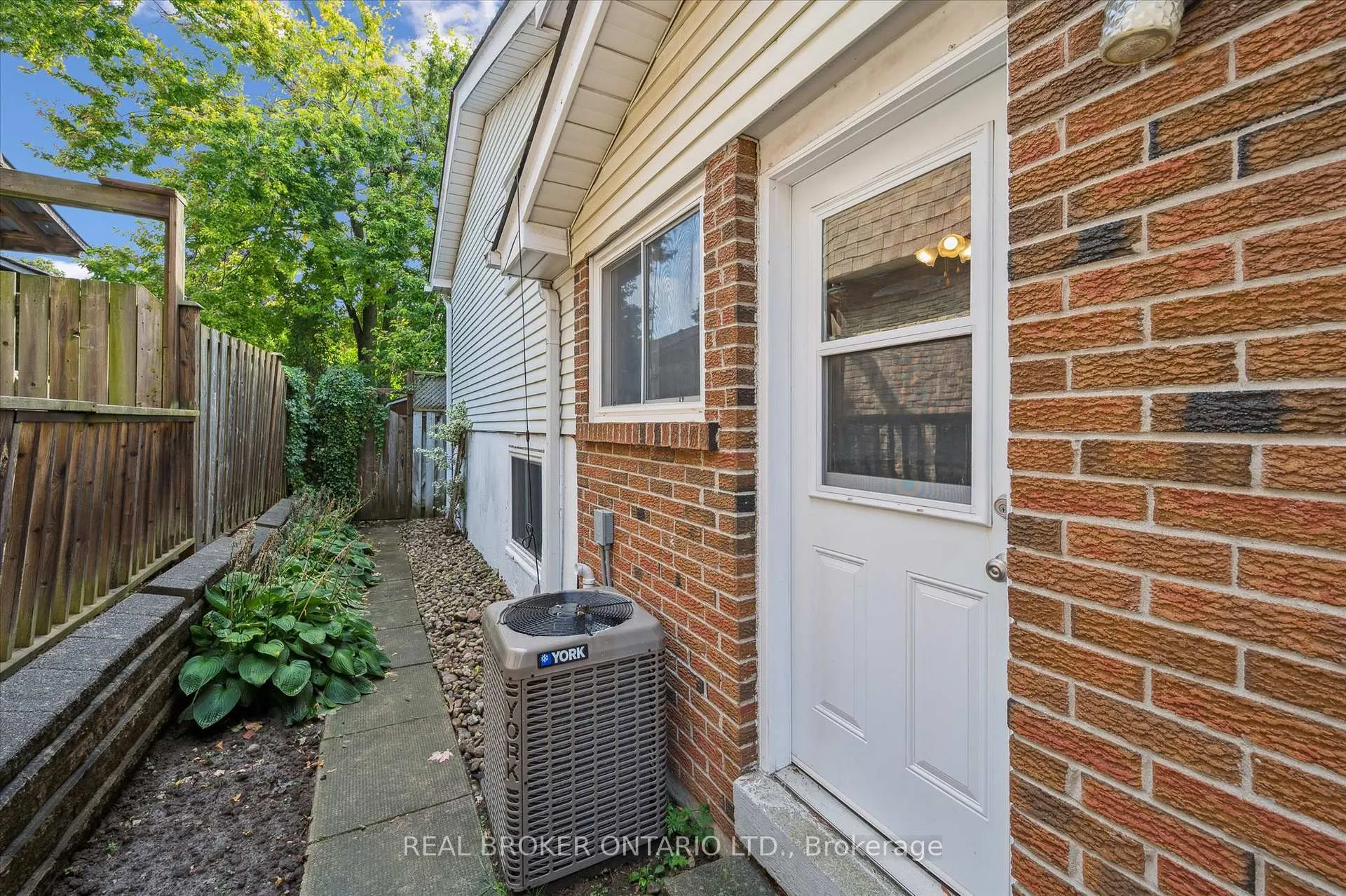Photo 32 of 10 Northwood Crescent, Guelph, Willow West/Sugarbush/West Acres — HOMEH