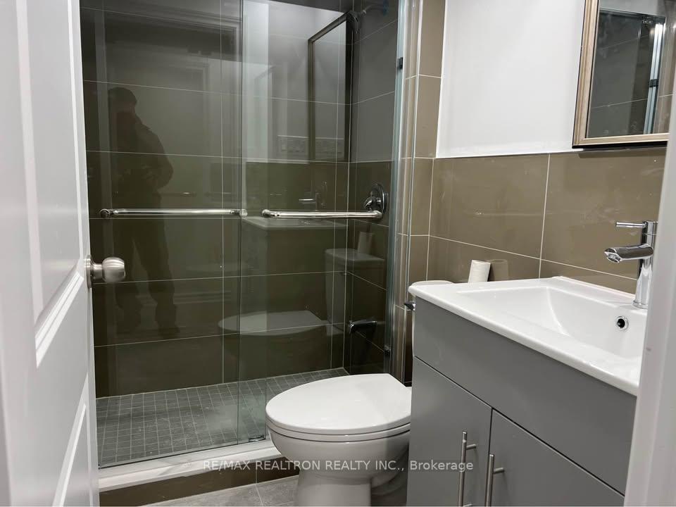 Photo 2 of Unit B, 44 Lewis Honey Drive, Aurora, Bayview Northeast — HOMEH