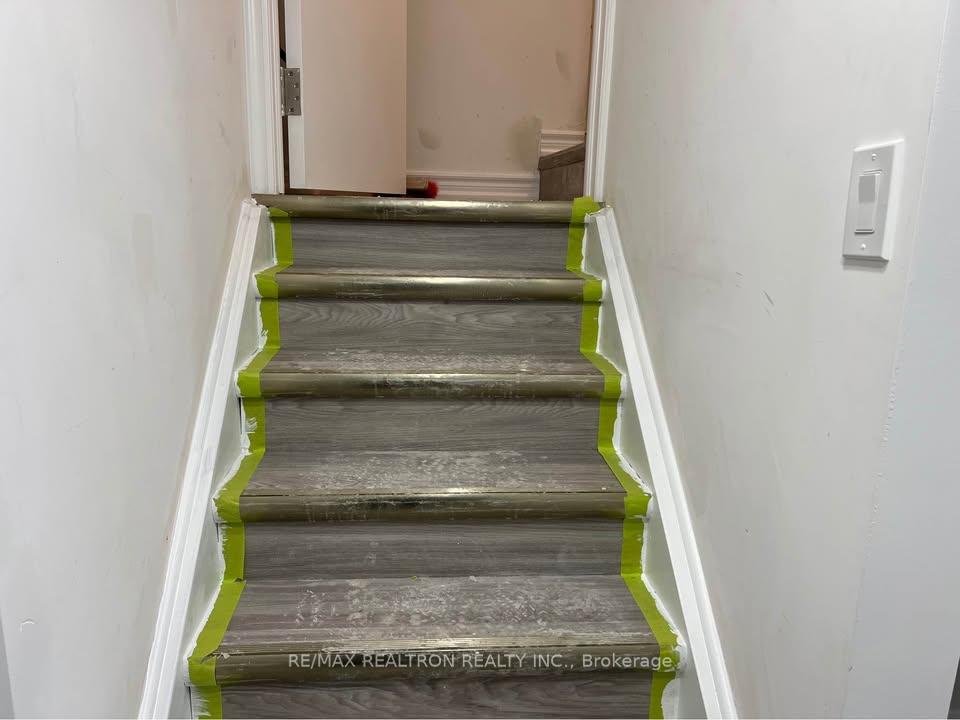 Photo 3 of Unit B, 44 Lewis Honey Drive, Aurora, Bayview Northeast — HOMEH