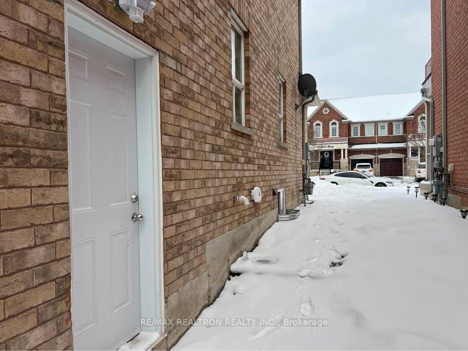 Photo 4 of Unit B, 44 Lewis Honey Drive, Aurora, Bayview Northeast — HOMEH