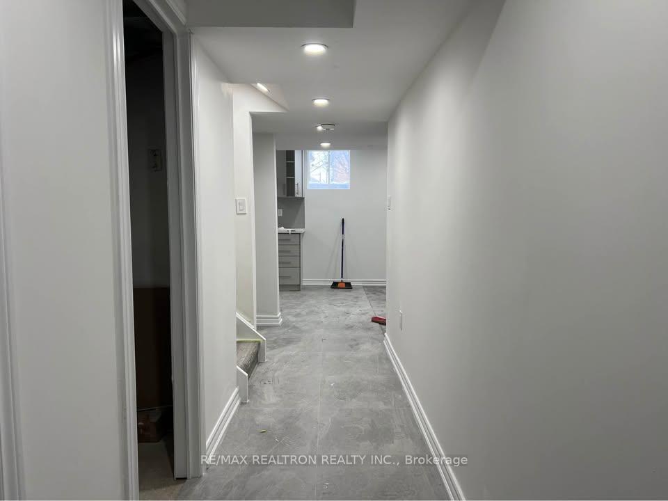 Photo 5 of Unit B, 44 Lewis Honey Drive, Aurora, Bayview Northeast — HOMEH