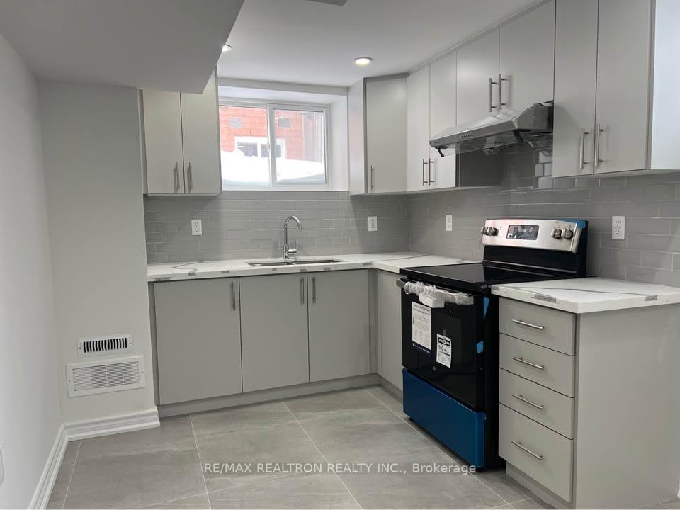 Photo 13 of Unit B, 44 Lewis Honey Drive, Aurora, Bayview Northeast — HOMEH