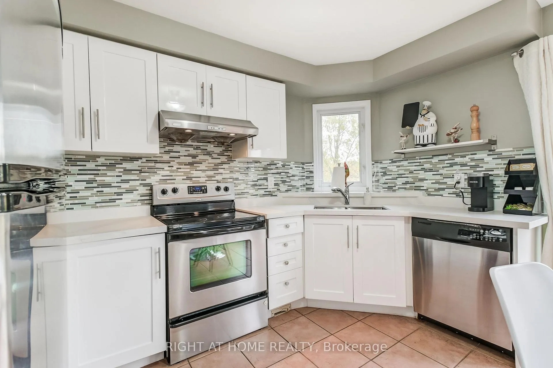 Photo 8 of 51 Crestridge Drive, Caledon, Bolton North — HOMEH