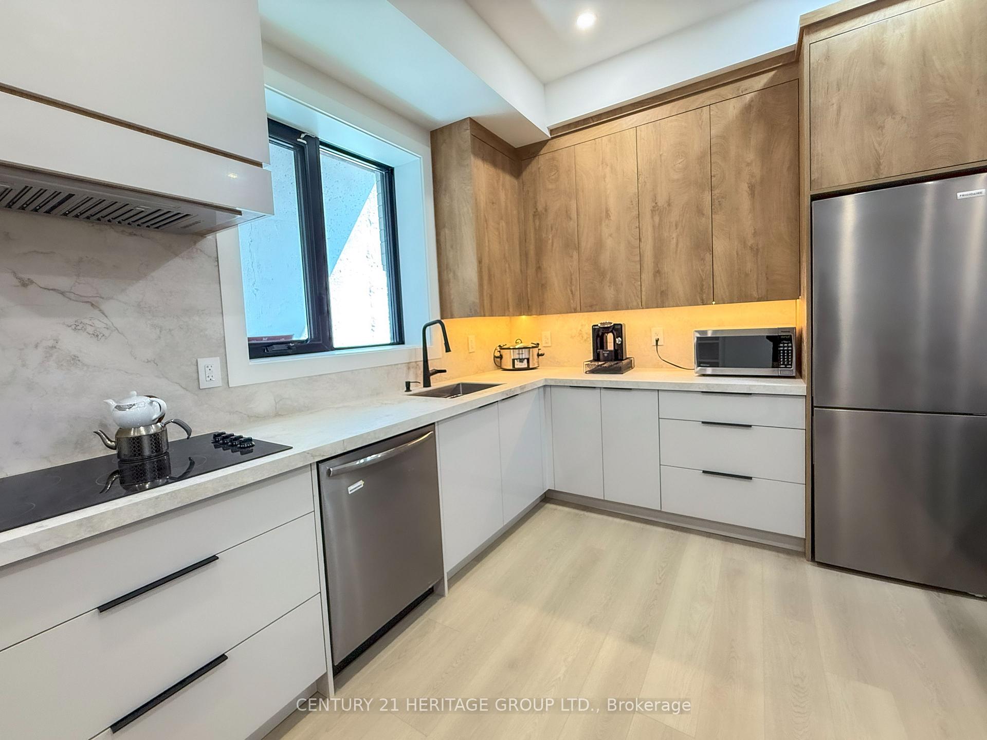 Photo 2 of Unit Unit #B, 11 Knowles Crescent, Aurora, Aurora Highlands — HOMEH