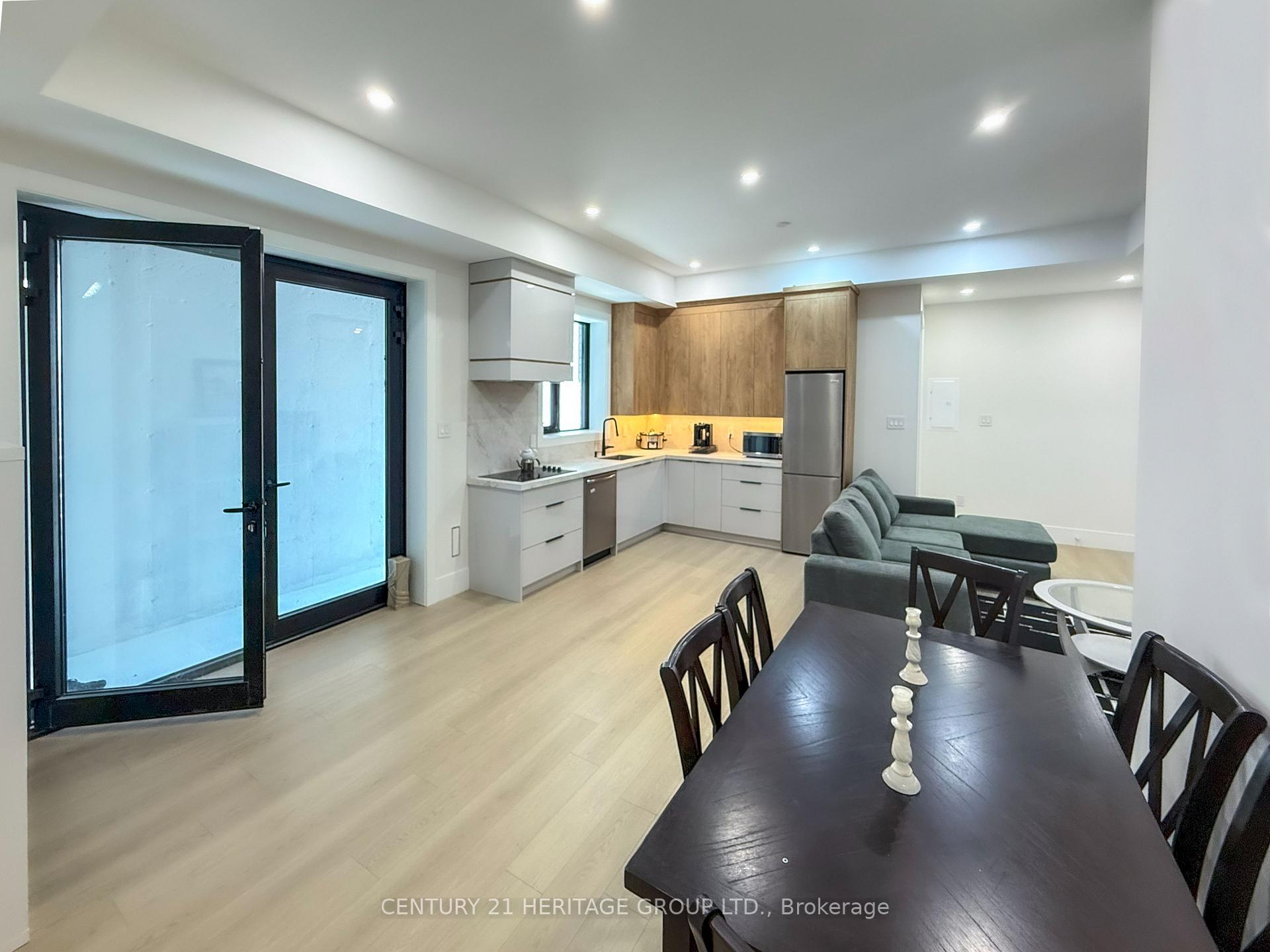 Photo 3 of Unit Unit #B, 11 Knowles Crescent, Aurora, Aurora Highlands — HOMEH
