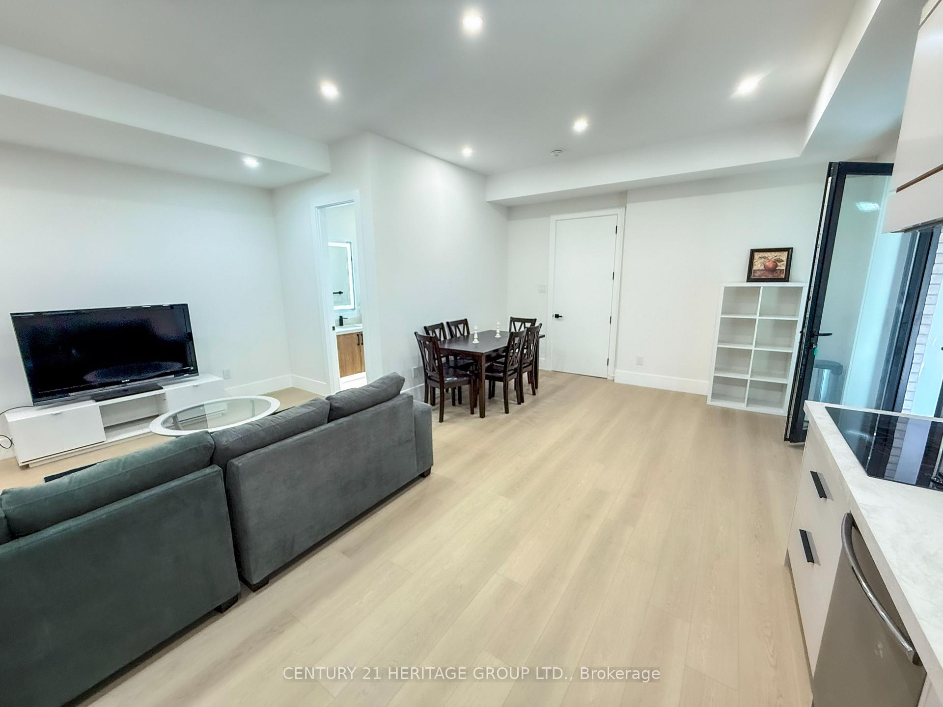 Photo 4 of Unit Unit #B, 11 Knowles Crescent, Aurora, Aurora Highlands — HOMEH