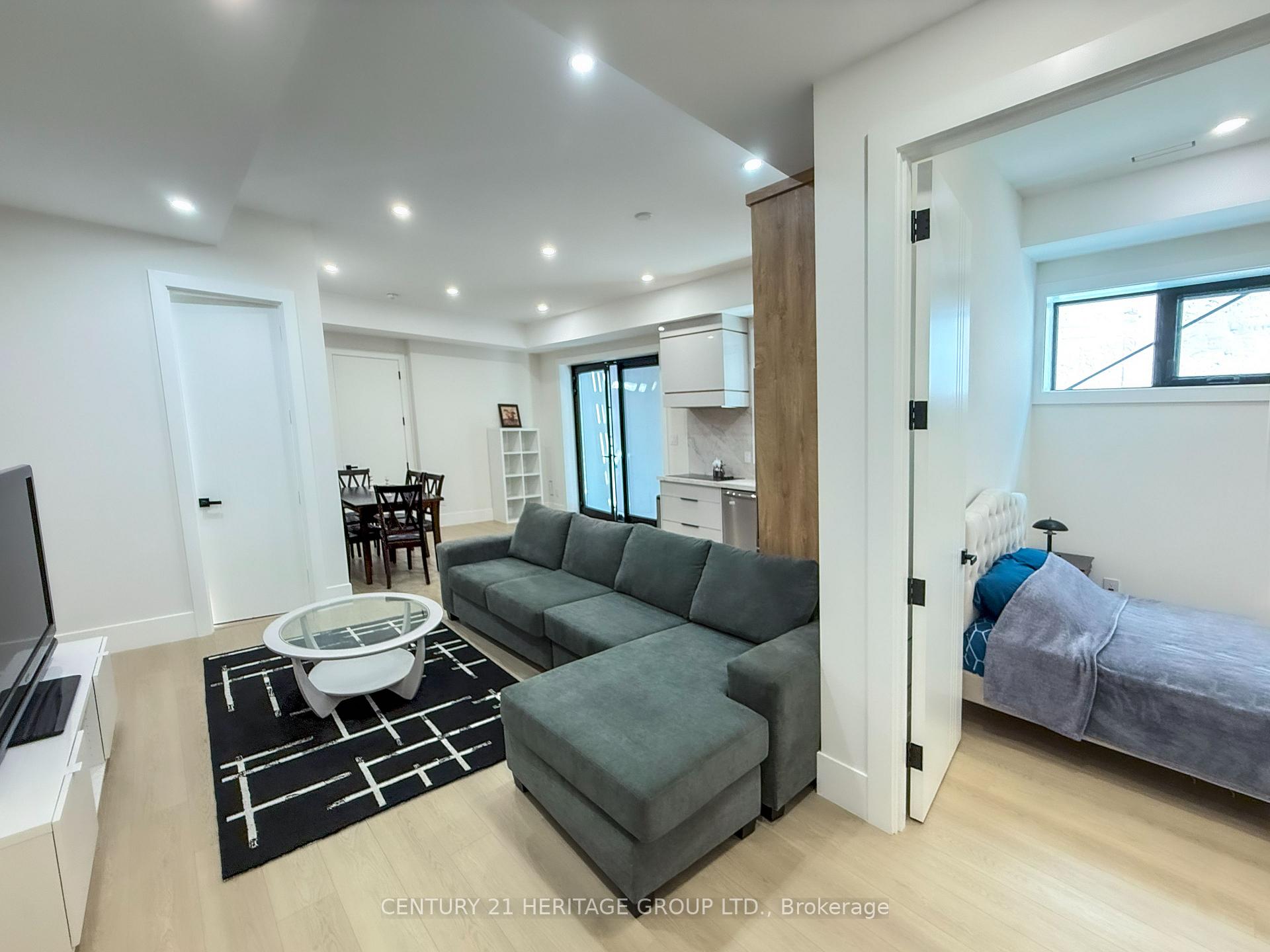 Photo 5 of Unit Unit #B, 11 Knowles Crescent, Aurora, Aurora Highlands — HOMEH