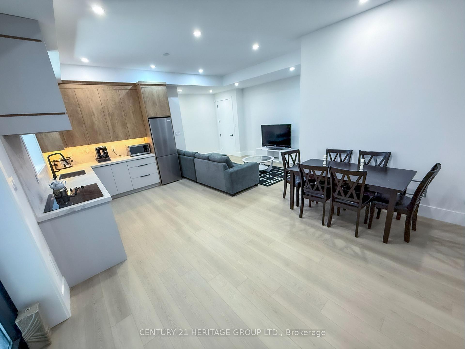 Photo 6 of Unit Unit #B, 11 Knowles Crescent, Aurora, Aurora Highlands — HOMEH