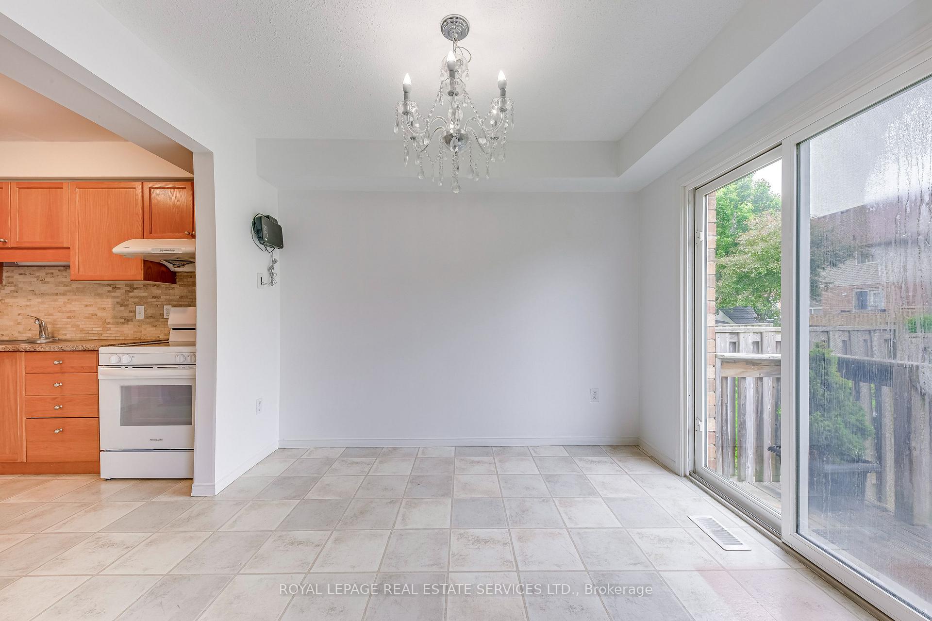 Photo 10 of 31 Eugene Drive, Guelph, Pineridge/Westminster Woods — HOMEH