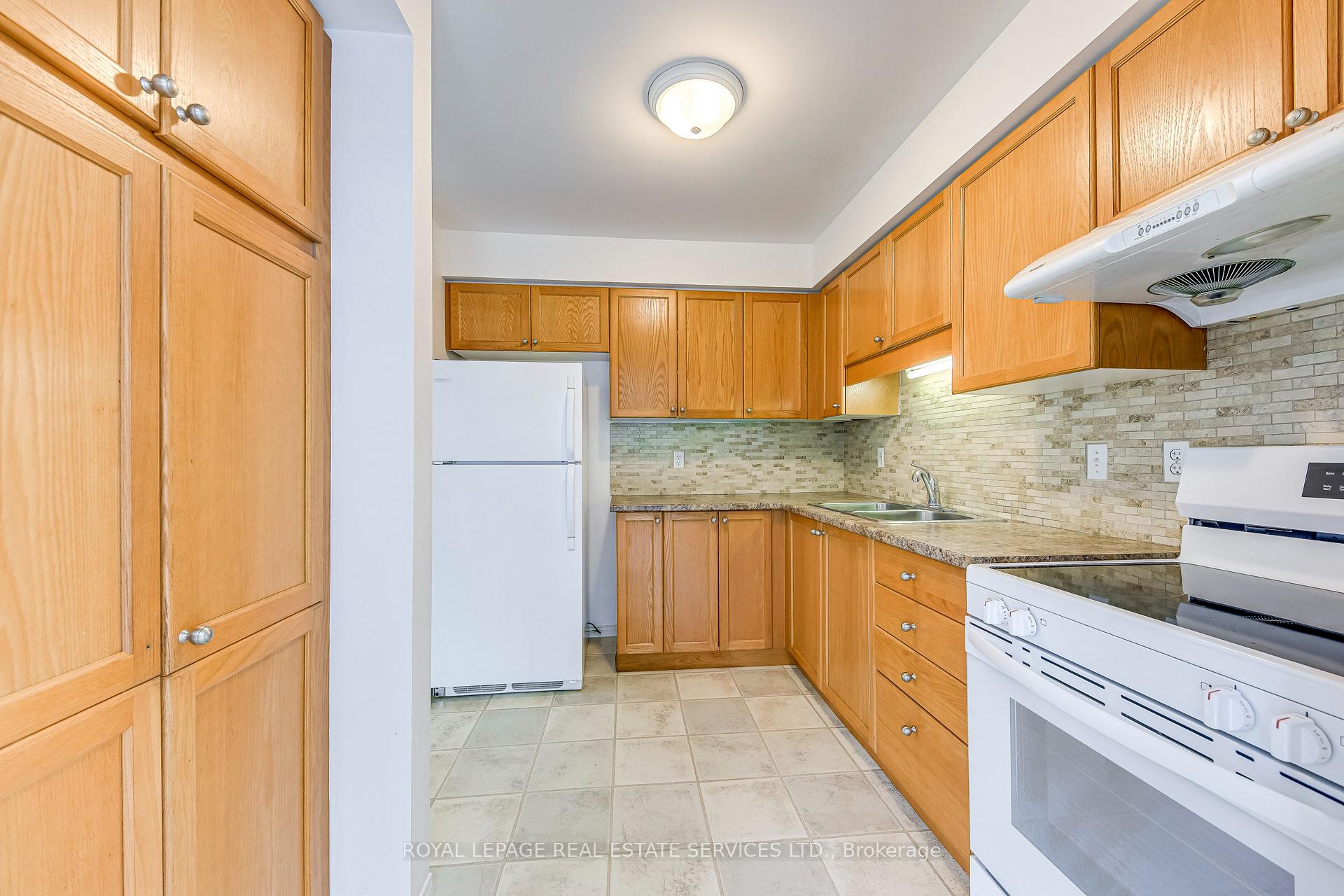 Photo 13 of 31 Eugene Drive, Guelph, Pineridge/Westminster Woods — HOMEH