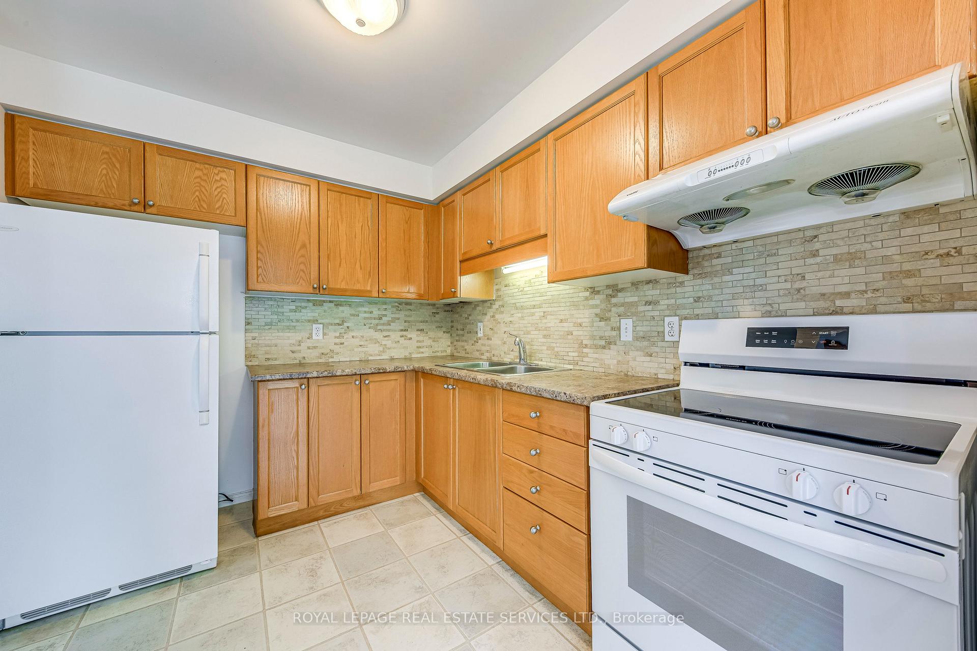 Photo 14 of 31 Eugene Drive, Guelph, Pineridge/Westminster Woods — HOMEH