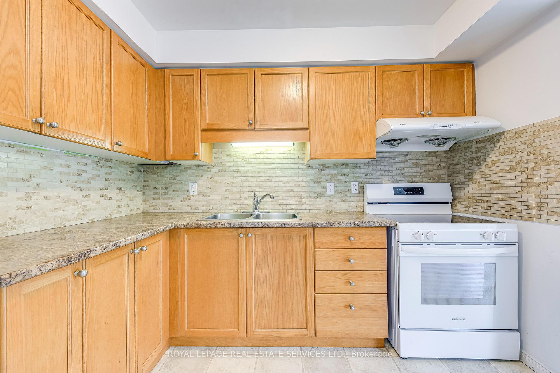 Photo 15 of 31 Eugene Drive, Guelph, Pineridge/Westminster Woods — HOMEH