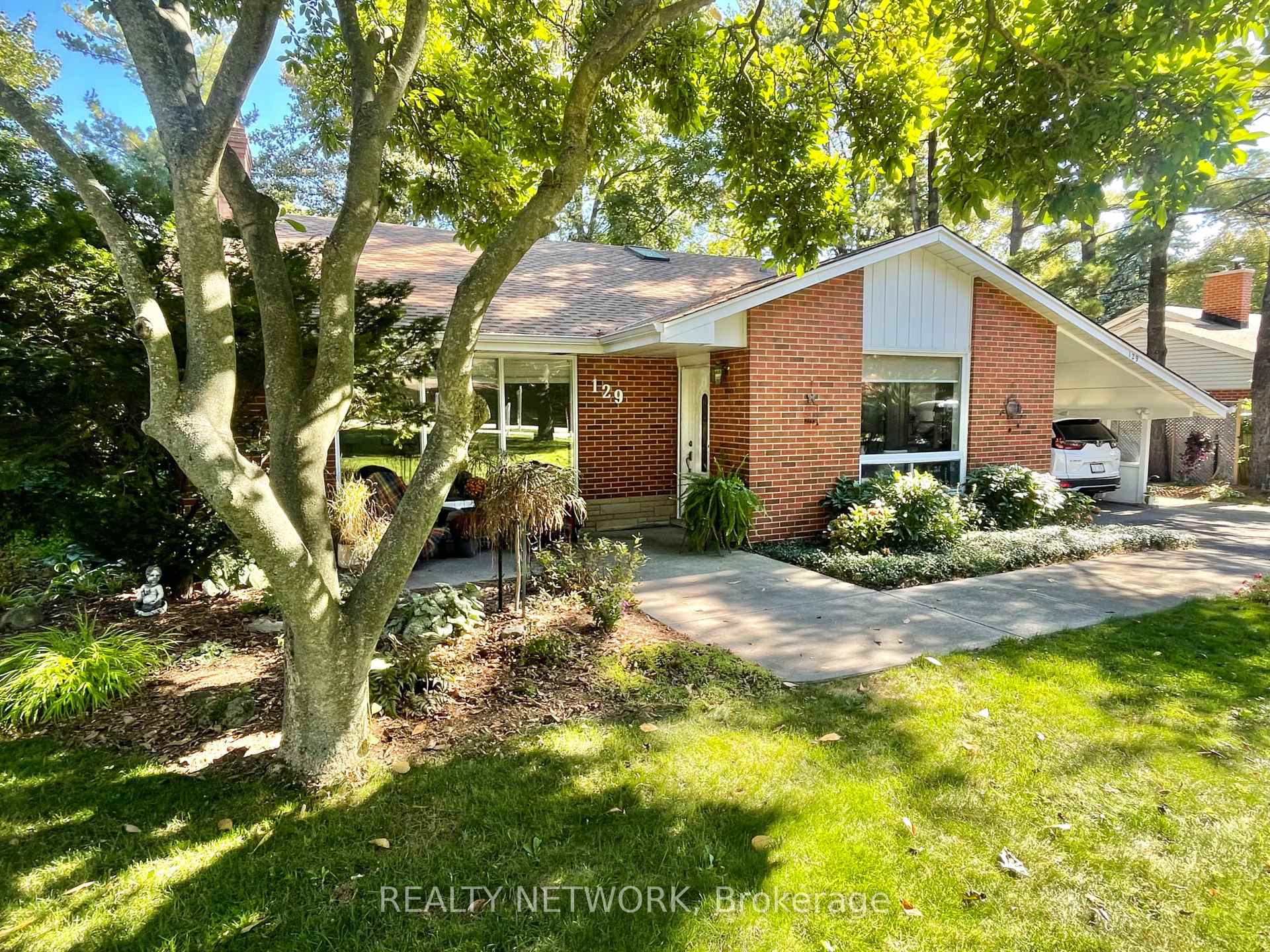 Front of 129 Oneida Boulevard