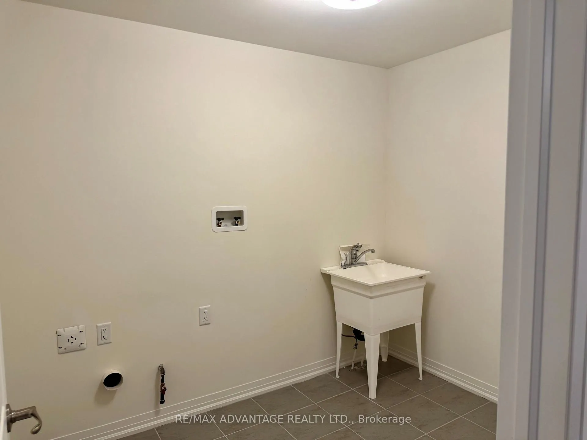 Photo 11 of 18 Whitton Drive, Brant, Paris — HOMEH