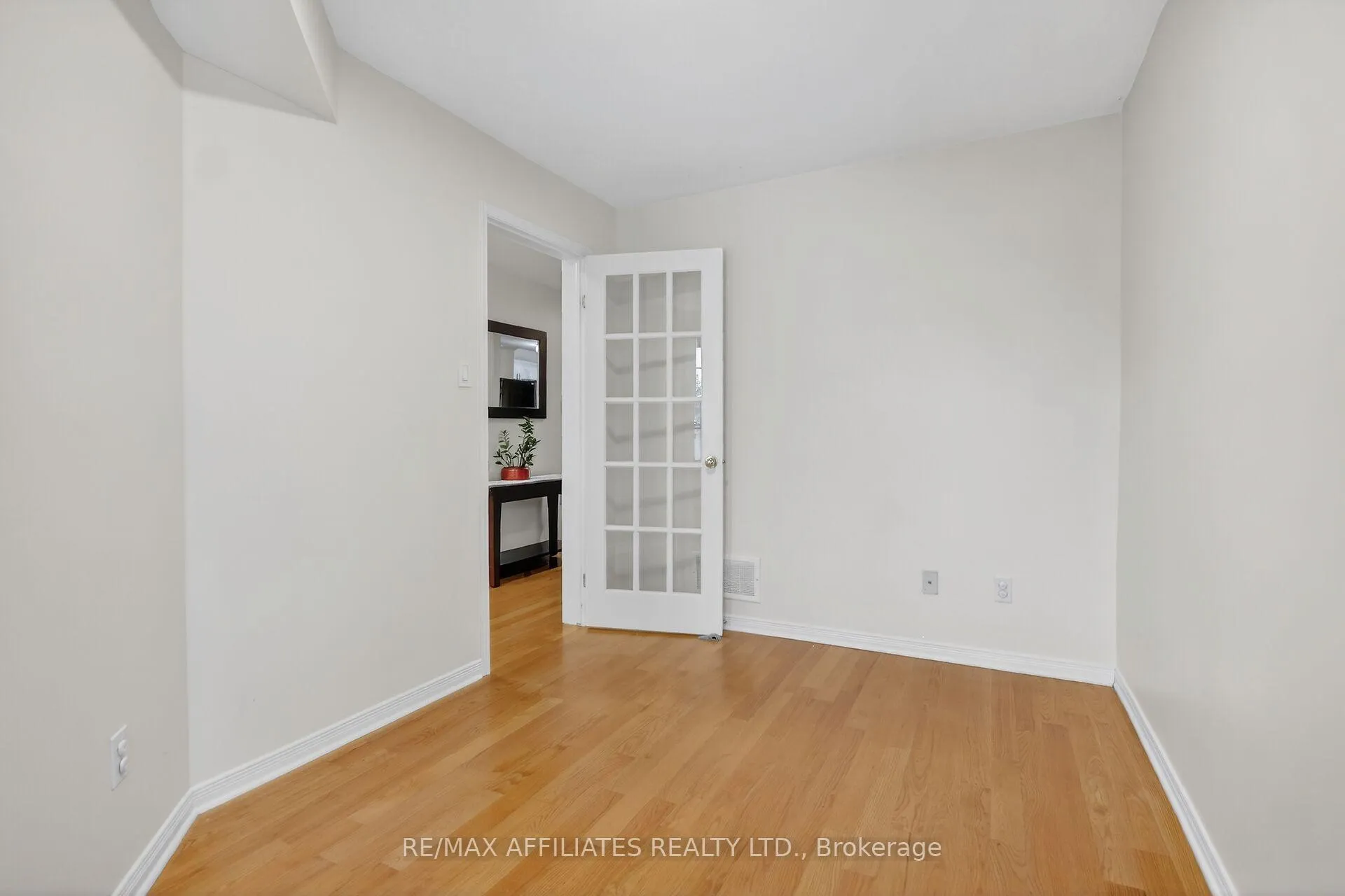 Photo 10 of 137 Lilibet Crescent, Ottawa, Ellwood — HOMEH