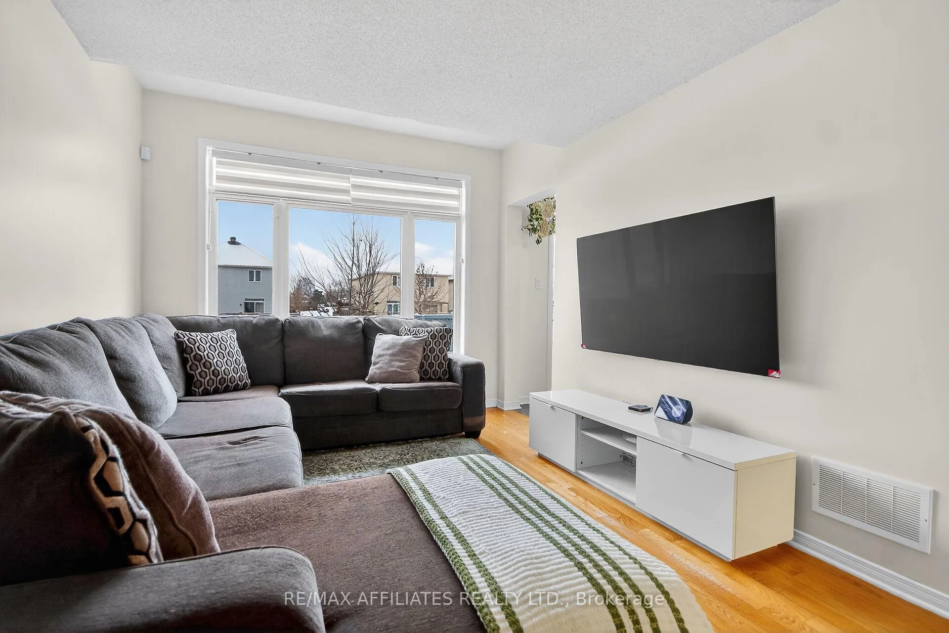 Photo 18 of 137 Lilibet Crescent, Ottawa, Ellwood — HOMEH
