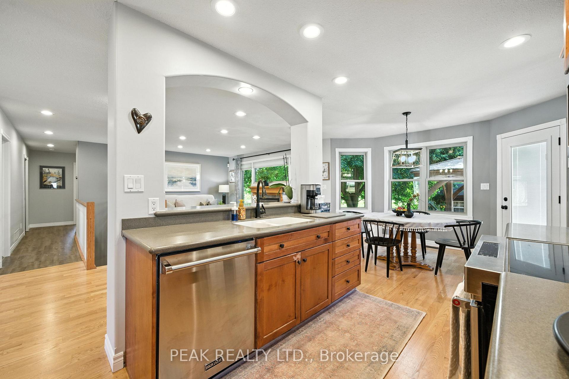 Photo 5 of 28 Macpherson Drive, Brant, Paris — HOMEH