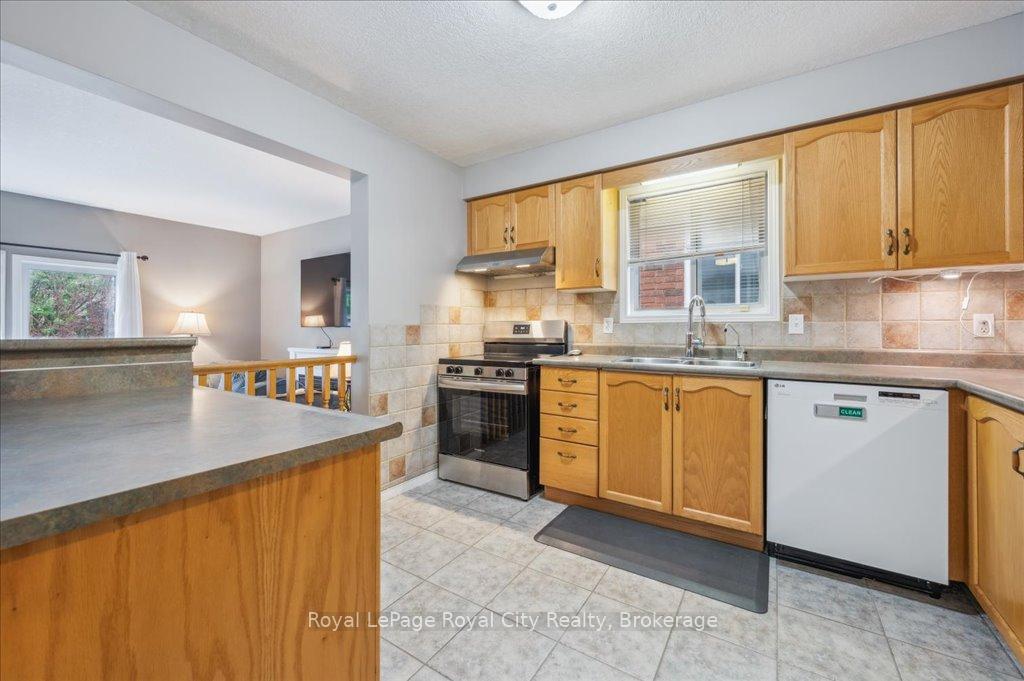 Photo 14 of 93 Doyle Drive, Guelph, Clairfields/Hanlon Business Park — HOMEH