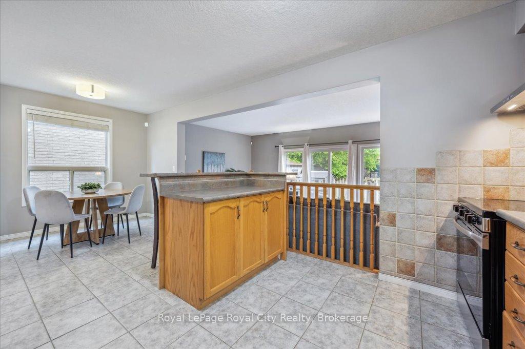 Photo 16 of 93 Doyle Drive, Guelph, Clairfields/Hanlon Business Park — HOMEH