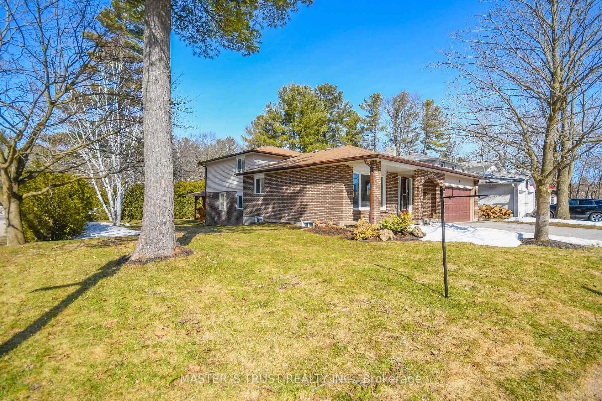 Photo 3 of Unit Upper Unit, 197 Browning Trail, Barrie, Letitia Heights — HOMEH