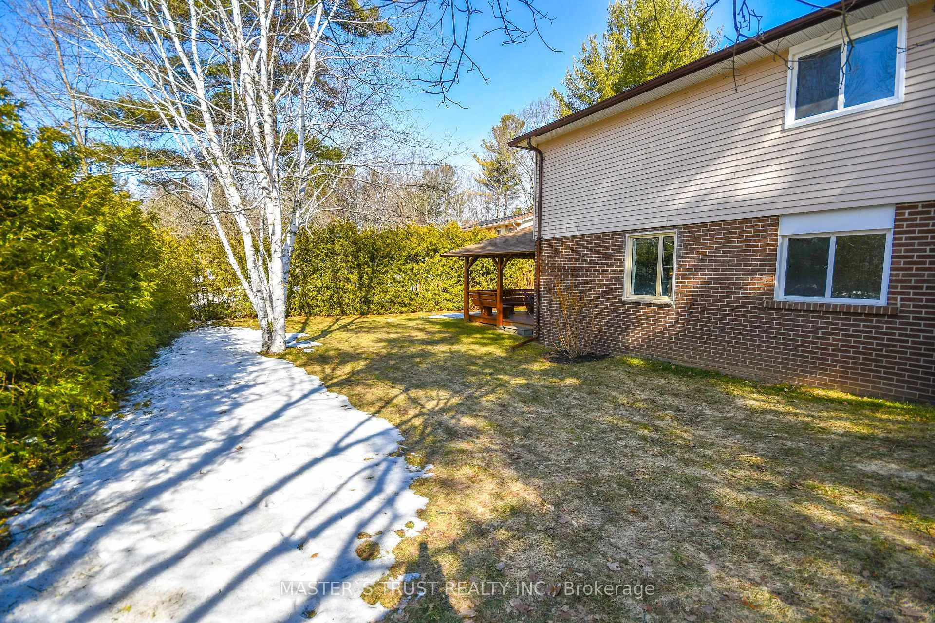 Photo 4 of Unit Upper Unit, 197 Browning Trail, Barrie, Letitia Heights — HOMEH