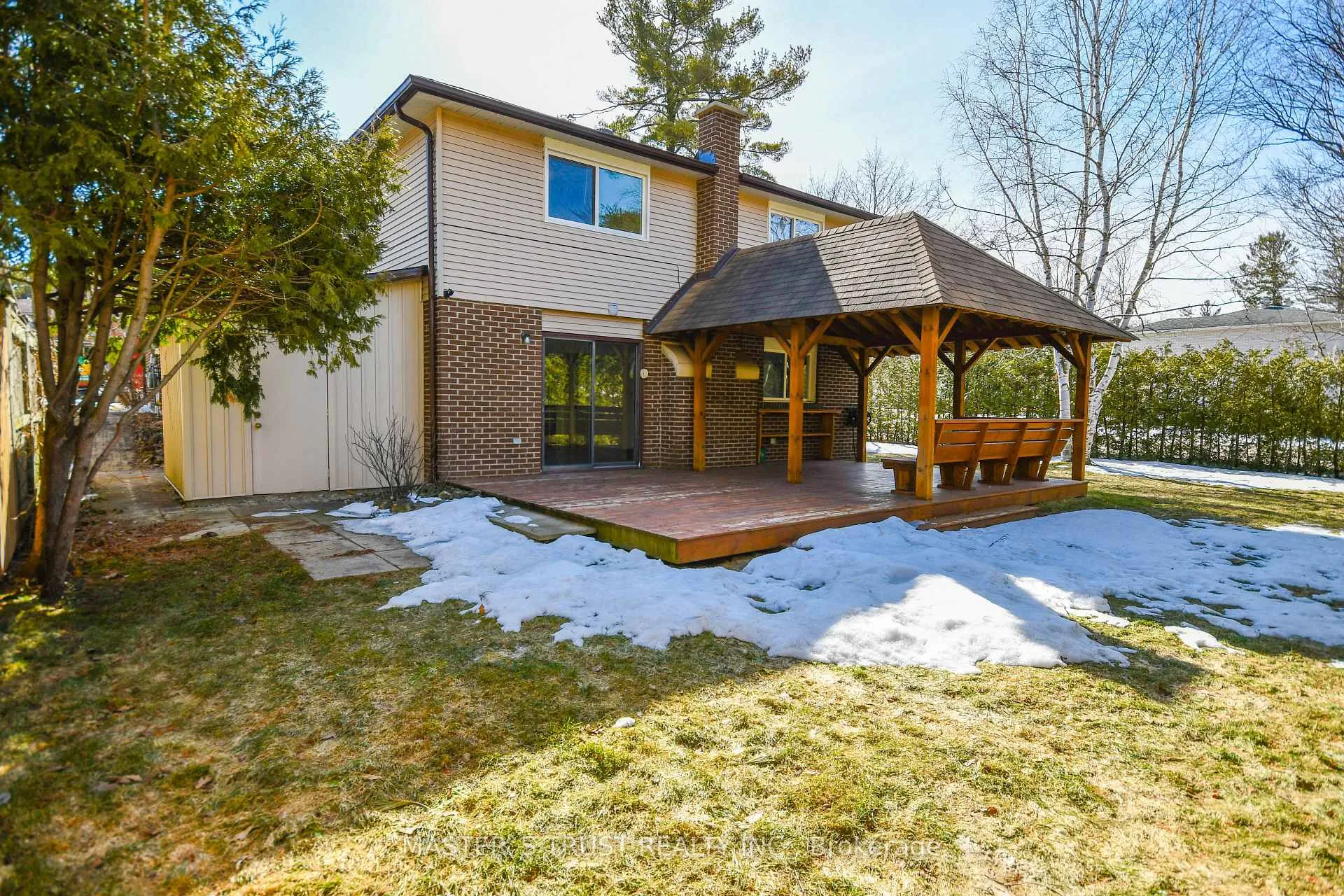 Photo 5 of Unit Upper Unit, 197 Browning Trail, Barrie, Letitia Heights — HOMEH