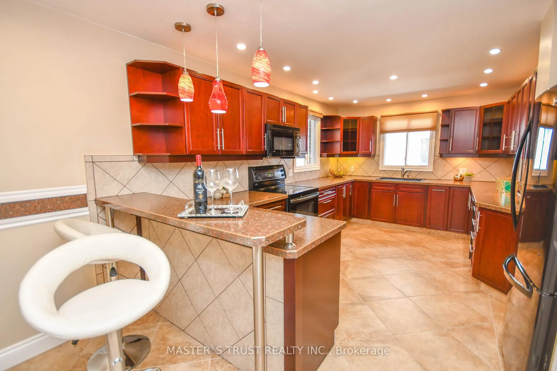 Photo 8 of Unit Upper Unit, 197 Browning Trail, Barrie, Letitia Heights — HOMEH
