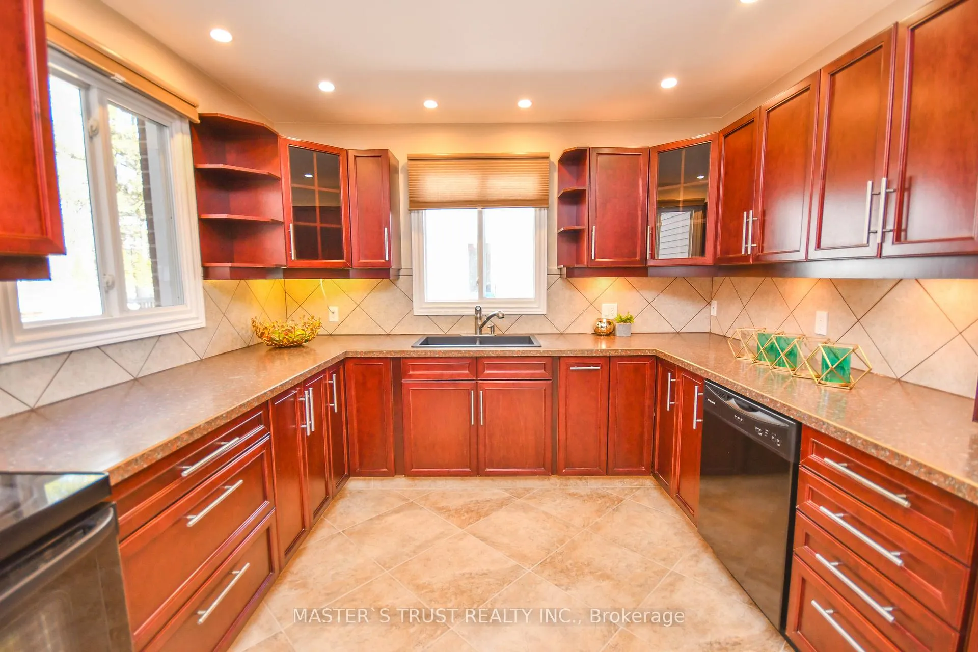 Photo 9 of Unit Upper Unit, 197 Browning Trail, Barrie, Letitia Heights — HOMEH