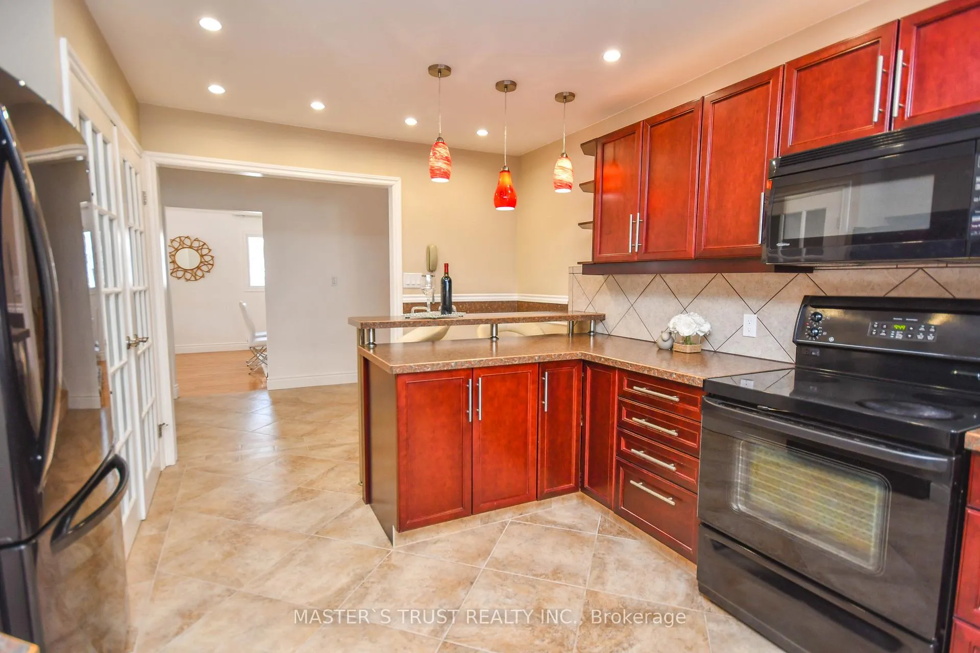 Photo 10 of Unit Upper Unit, 197 Browning Trail, Barrie, Letitia Heights — HOMEH