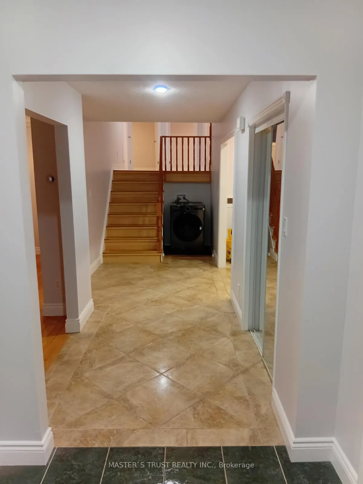 Photo 13 of Unit Upper Unit, 197 Browning Trail, Barrie, Letitia Heights — HOMEH