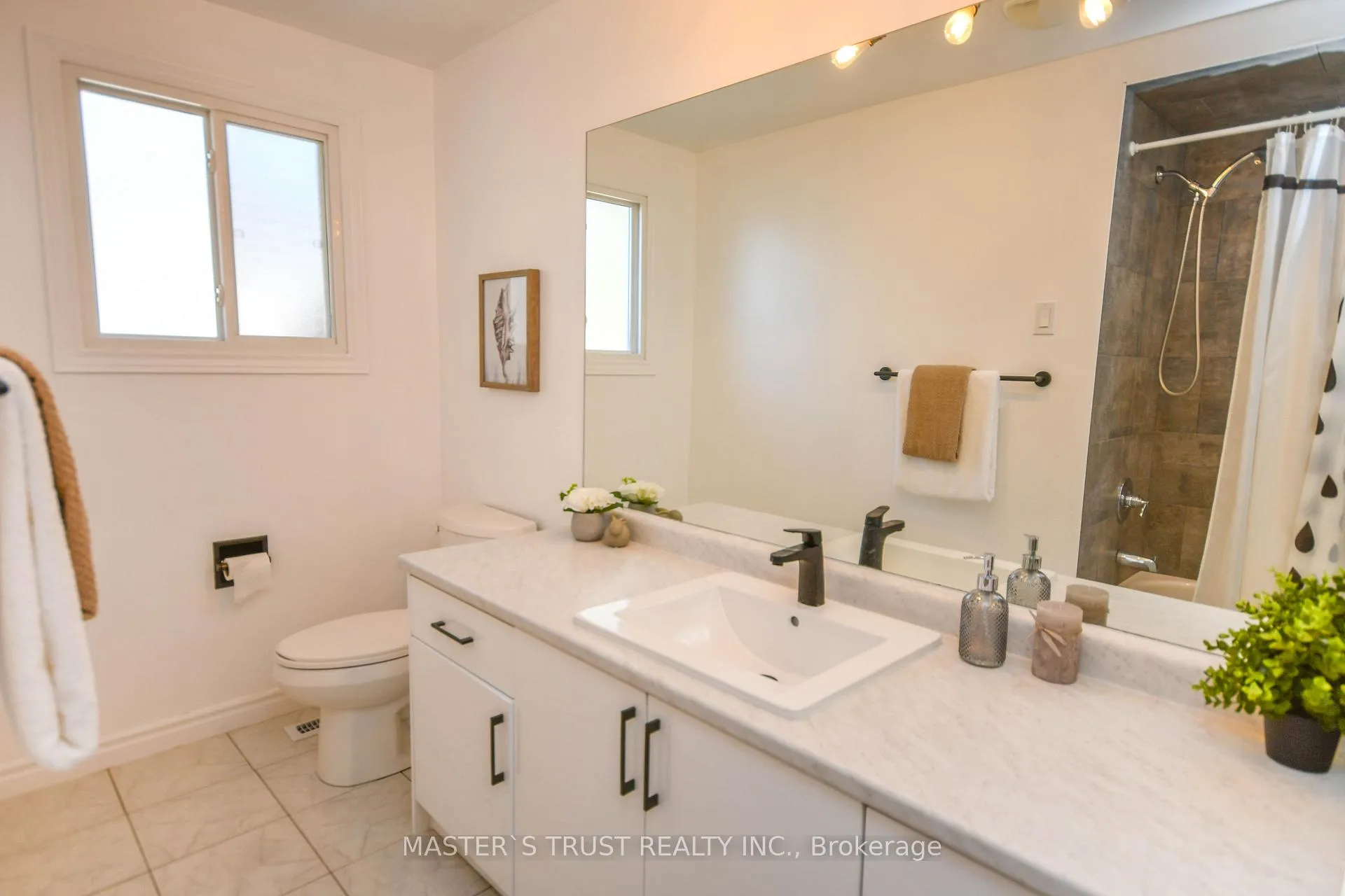 Photo 14 of Unit Upper Unit, 197 Browning Trail, Barrie, Letitia Heights — HOMEH
