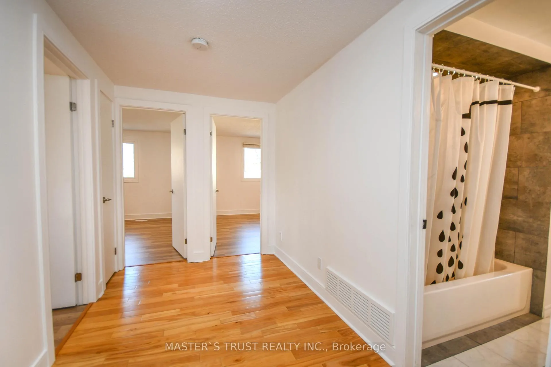 Photo 16 of Unit Upper Unit, 197 Browning Trail, Barrie, Letitia Heights — HOMEH