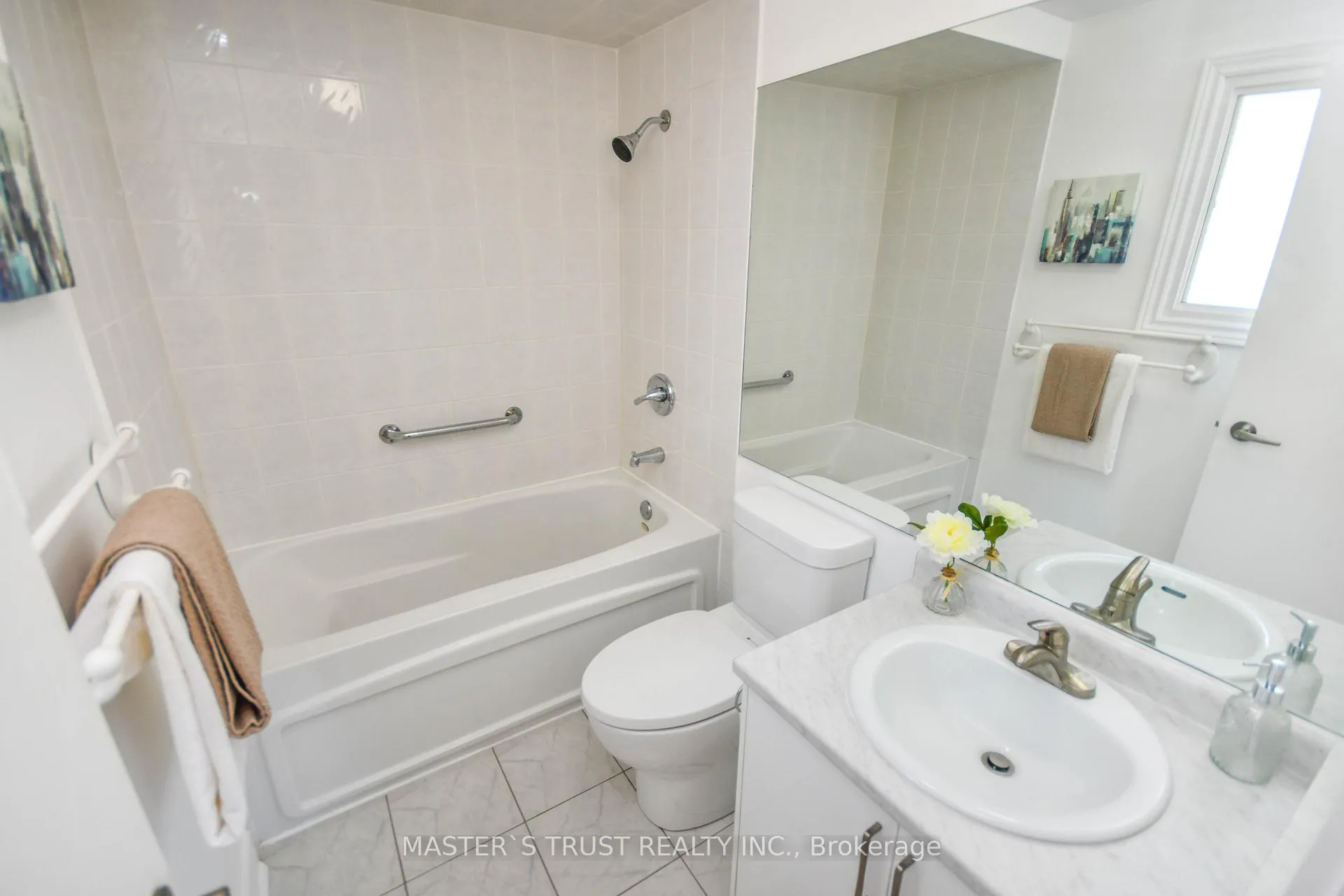 Photo 17 of Unit Upper Unit, 197 Browning Trail, Barrie, Letitia Heights — HOMEH