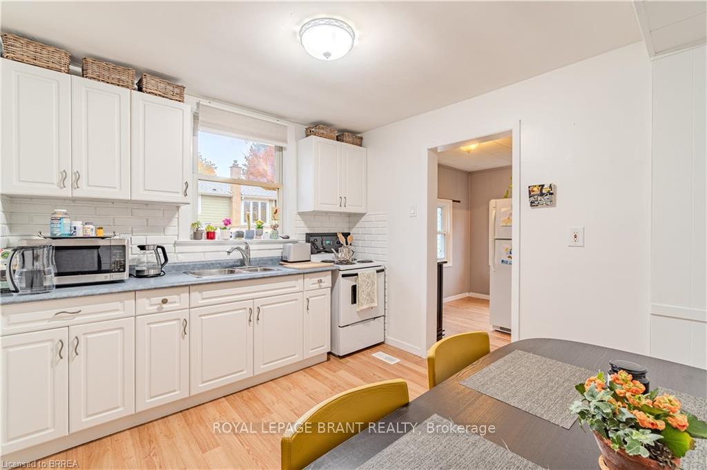 Photo 10 of 49 Kelly Street, Hamilton, Waterdown — HOMEH