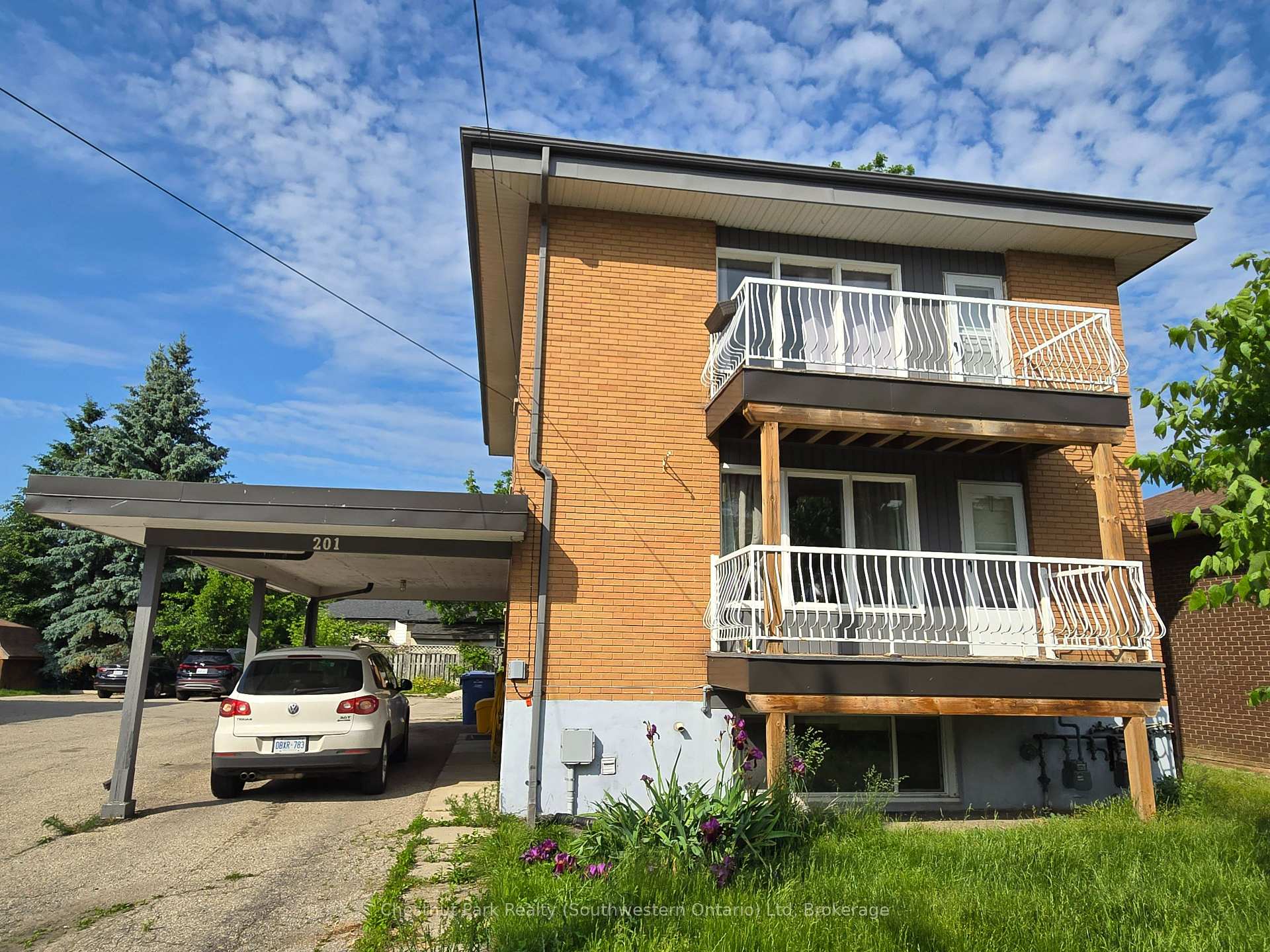 Front of 201 Alma Street N
