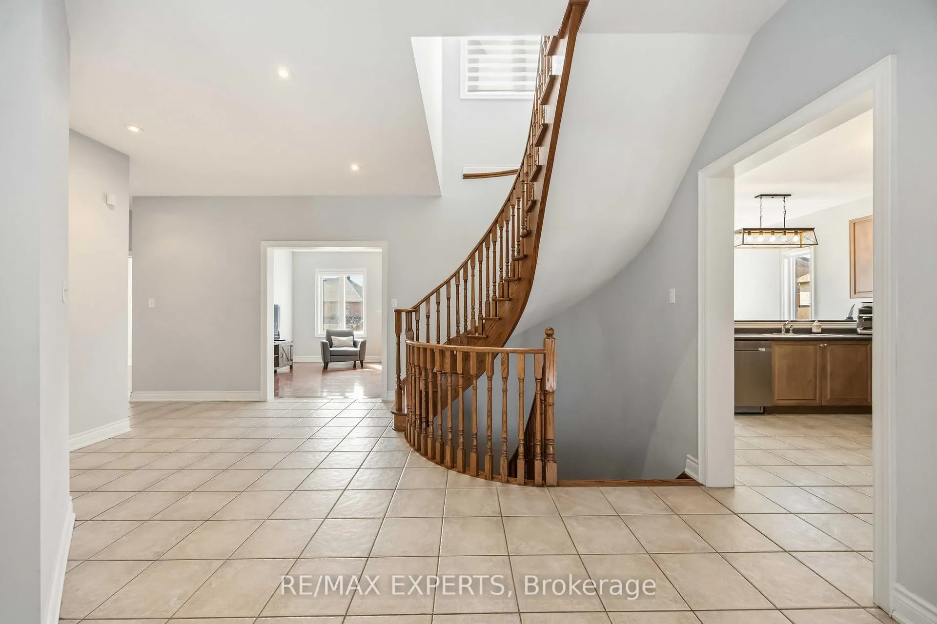 Photo 7 of 135 Pieta Place, Vaughan, Vellore Village — HOMEH