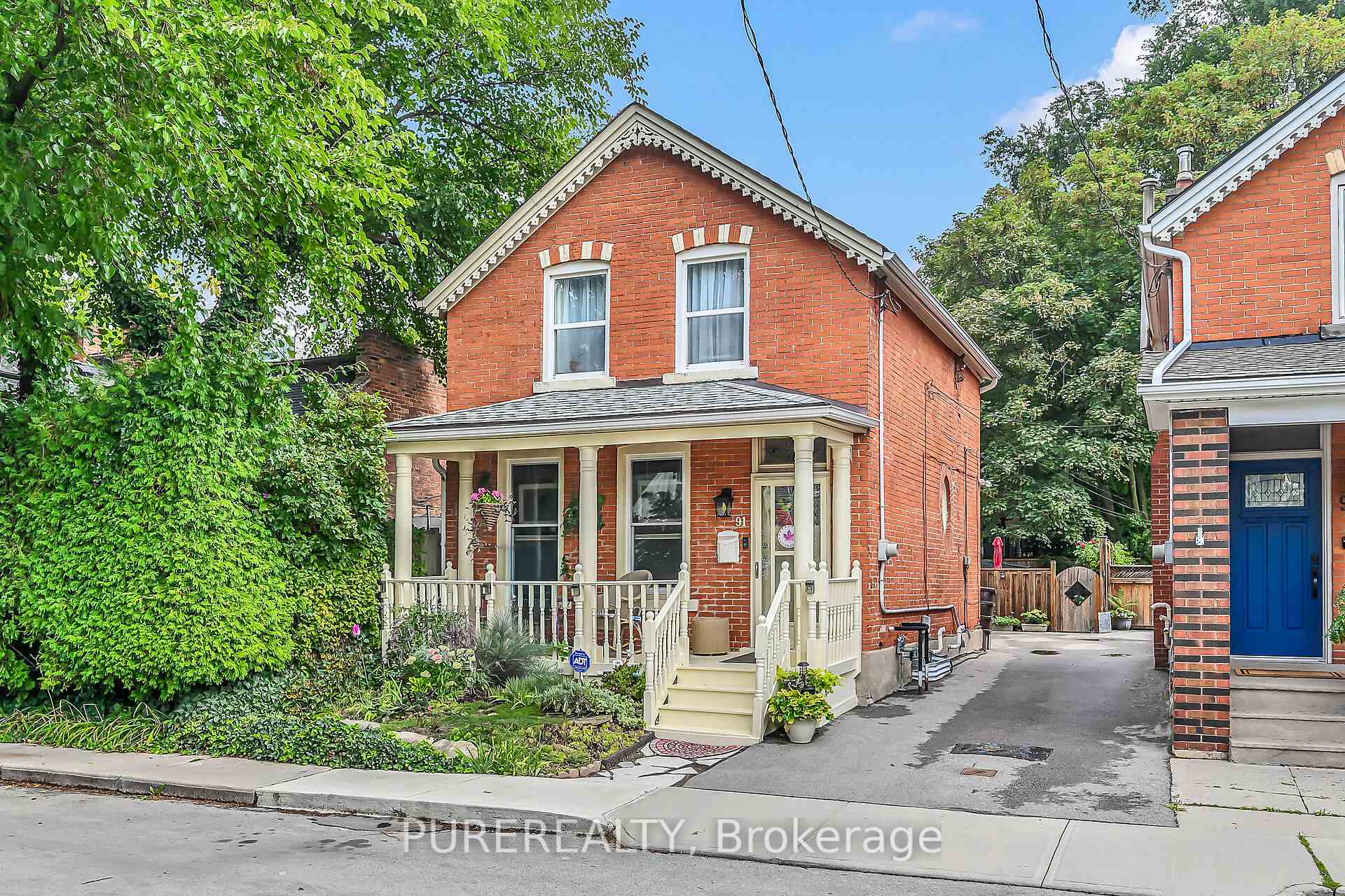 Front of 91 Pearl Street S