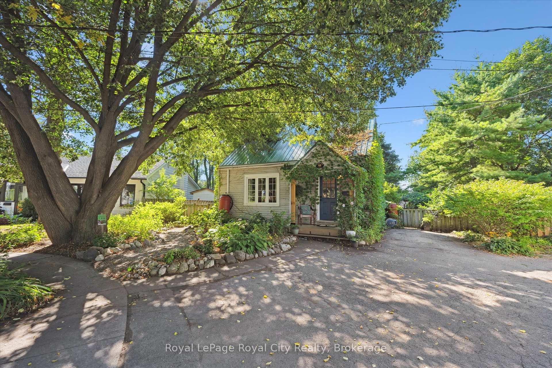 Photo 2 of 32 Merritt Boulevard, Guelph, Junction/Onward Willow — HOMEH