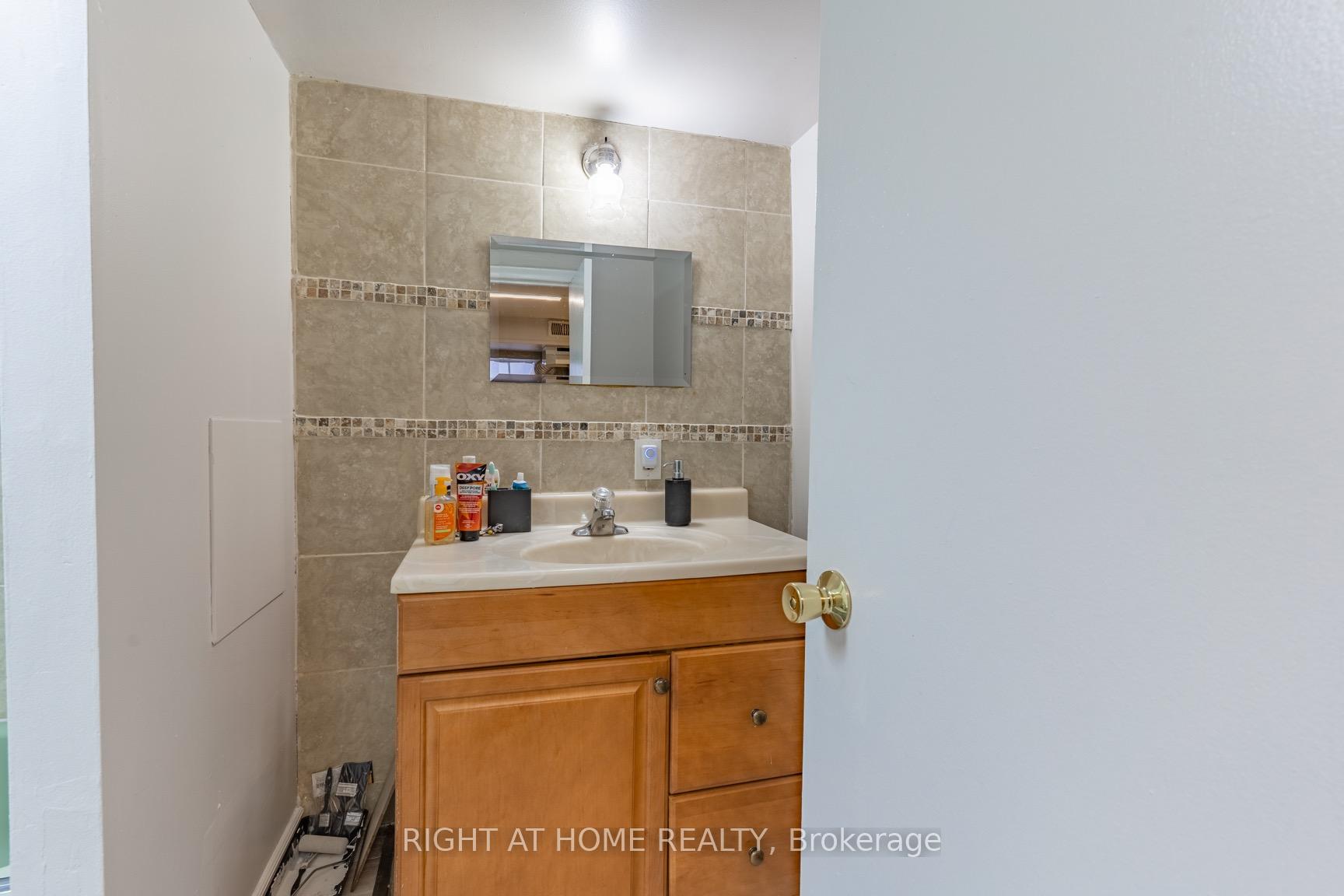 Photo 13 of 487 Cannon Street E, Hamilton, Gibson — HOMEH